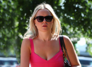 ŽENA NIKOLE JOKIĆA NA PRVI POGLED DELUJE SKROMNO, ALI POGLEDAJTE OVO: Kada su ljudi shvatili koliko košta jedna njena torba, svima su pale vilice! (FOTO)