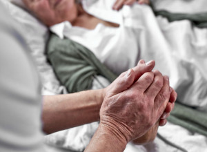 SNIMAK IZ BOLNICE OBIŠAO SVET - SVI ZANEMELI! Sela je pored bake na samrtnoj postelji, a onda su se čule staričine poslednje reči... (VIDEO)