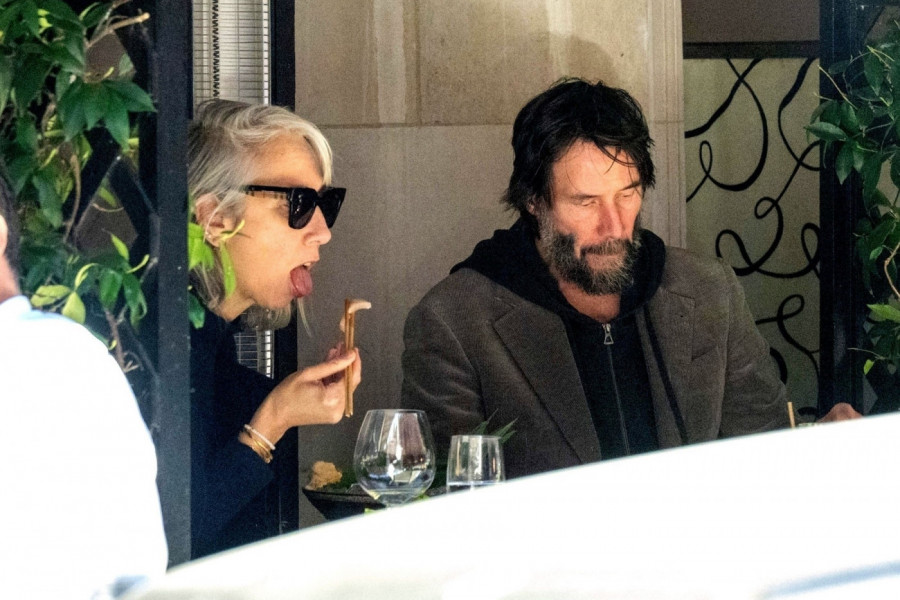 Kao sav normalan svet - ovako holivudski lepotan Kjanu Rivs izgleda kad s partnerkom Aleksandrom Grant uživa u slobodnom vremenu u restoranu.