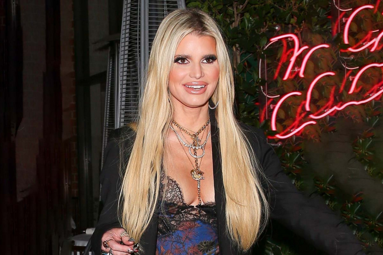 PEVAČICA ŠOKIRALA PRIZNANJEM DA PIJE SEMENU TEČNOST ZMIJE: Otkrila zašto to radi i kakvog je ukusa, ljudi ZGROŽENI! (VIDEO)