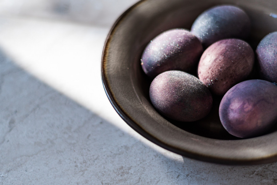 ODUŠEVITE UKUĆANE SVETLUCAVIM VASKRŠNJIM JAJIMA - pojedinci se zaklinju da čak svetle i u mraku! A treba vam samo jedan sastojak! (VIDEO)
