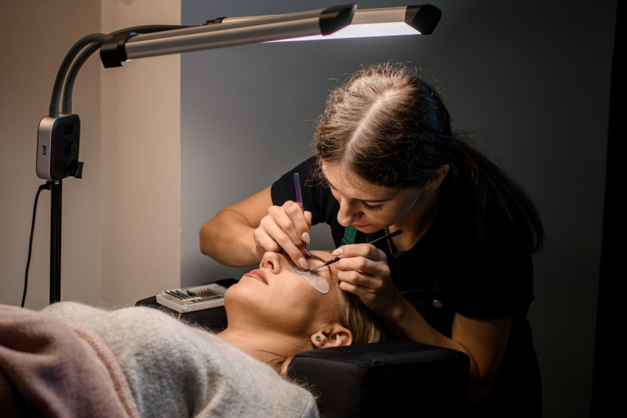 NADOGRADILA JE TREPAVICE KOJE SRPKINJE OBOŽAVAJU: Šest sati kasnije počeo je njen pakao - a evo šta joj se desilo s okom 18 meseci posle! (FOTO)