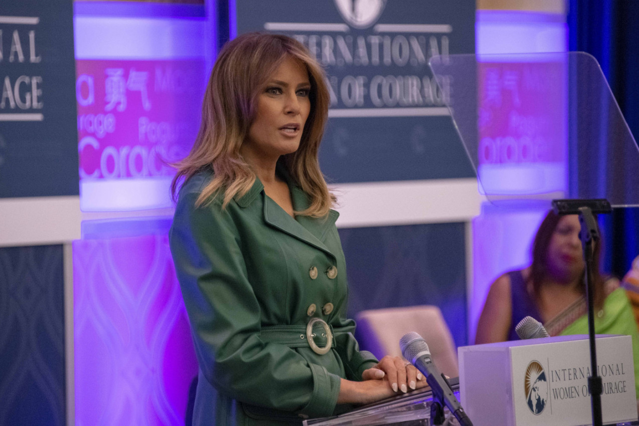 MISTERIJA VENČANICE MELANIJE TRAMP: Posle 20 godina se pojavila haljina o kojoj sada bruji čitav svet, ljudi gledaju u neverici: "Šta joj se dogodilo?"