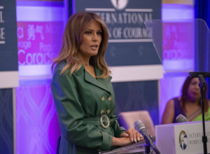 MISTERIJA VENČANICE MELANIJE TRAMP: Posle 20 godina se pojavila haljina o kojoj sada bruji čitav svet, ljudi gledaju u neverici: "Šta joj se dogodilo?"