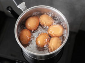 NIPOŠTO NE BACAJTE VODU U KOJOJ STE KUVALI JAJA! Jedan trik će vam potpuno promeniti život i učiniti da vaša kuća, kao i dvorište, zablistaju!