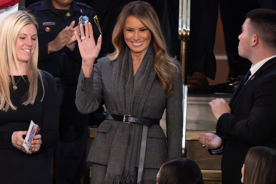 OVO SU NAJVEĆI MELANIJINI MODNI PROMAŠAJI: Ljudi su se krstili kada su je videli, u Keniji se stanovništvo uznemirilo, a jedan kaput joj i dalje ne praštaju! (FOTO)