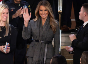 OVO SU NAJVEĆI MELANIJINI MODNI PROMAŠAJI: Ljudi su se krstili kada su je videli, u Keniji se stanovništvo uznemirilo, a jedan kaput joj i dalje ne praštaju! (FOTO)