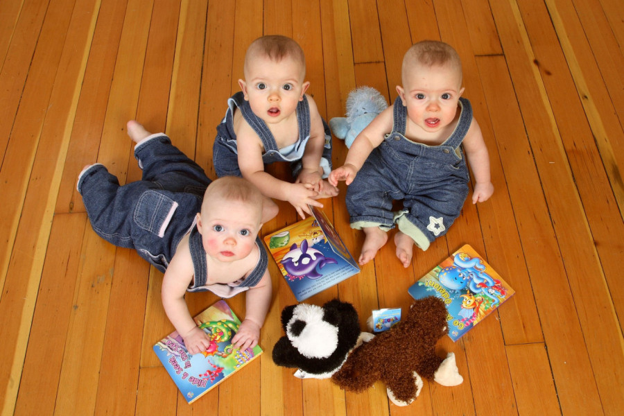 TROJICA MALIŠANA NAPUNILI SU GODINU DANA: Ali fotografija s obeležavanja prvog rođendana krije BOLNU ISTINU o njihovoj majci! (FOTO)