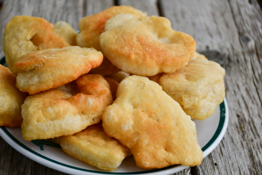 VAZDUŠASTE MEKIKE NALIK ONIMA IZ DETINJSTVA: Spremaju se očas posla, toplo testo koje ne odbijaju ni oni na dijeti