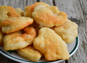 VAZDUŠASTE MEKIKE NALIK ONIMA IZ DETINJSTVA: Spremaju se očas posla, toplo testo koje ne odbijaju ni oni na dijeti