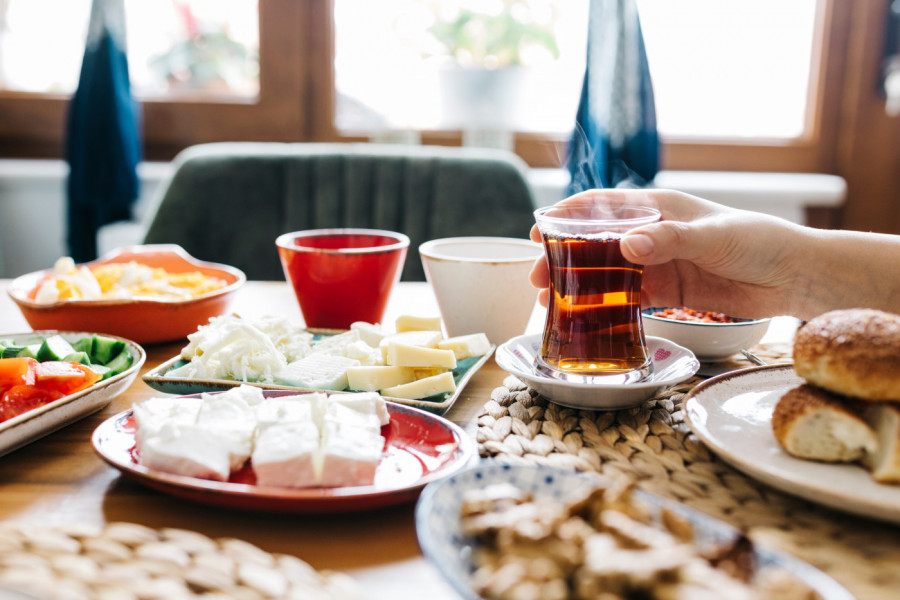 NAGAZNA MINA - ČAJ NIKAKO NE SMETE DA PIJETE UZ OVE NAMIRNICE! Nutricionisti upozoravaju: Rizikuje se ozbiljan zdravstveni problem, a mnogi prave grešku!