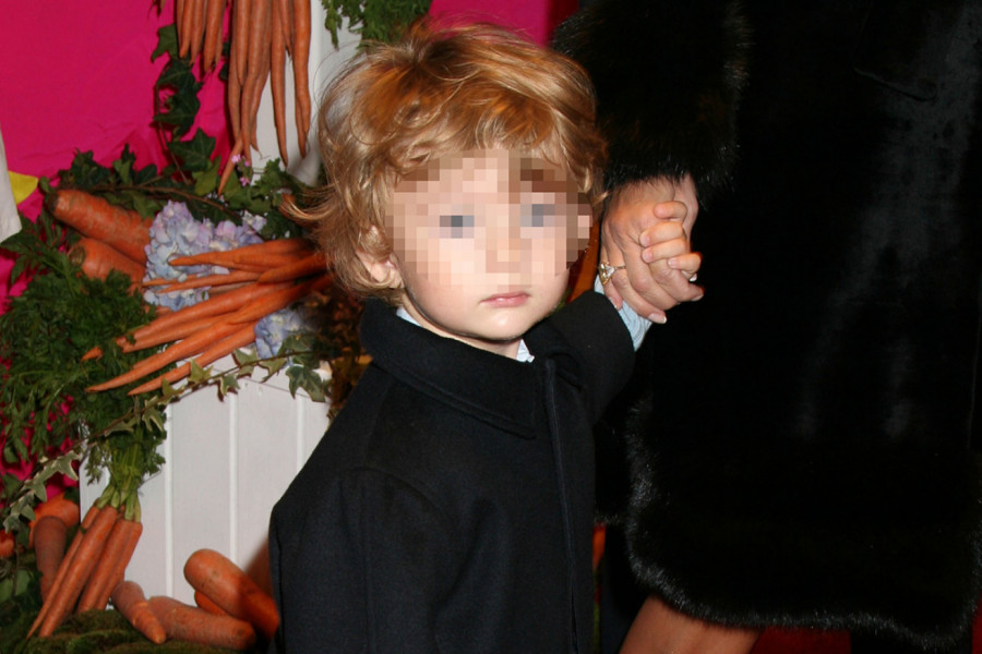 DA LI MOŽETE DA POGODITE KO JE OVAJ PRESLATKI DEČAK? Danas je momak o kom bruji svet, ljudi su zadivljeni njegovim fizičkim izgledom, a otac mu je neviđeni moćnik! (VIDEO)