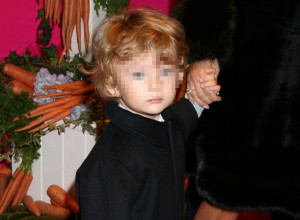 DA LI MOŽETE DA POGODITE KO JE OVAJ PRESLATKI DEČAK? Danas je momak o kom bruji svet, ljudi su zadivljeni njegovim fizičkim izgledom, a otac mu je neviđeni moćnik! (VIDEO)