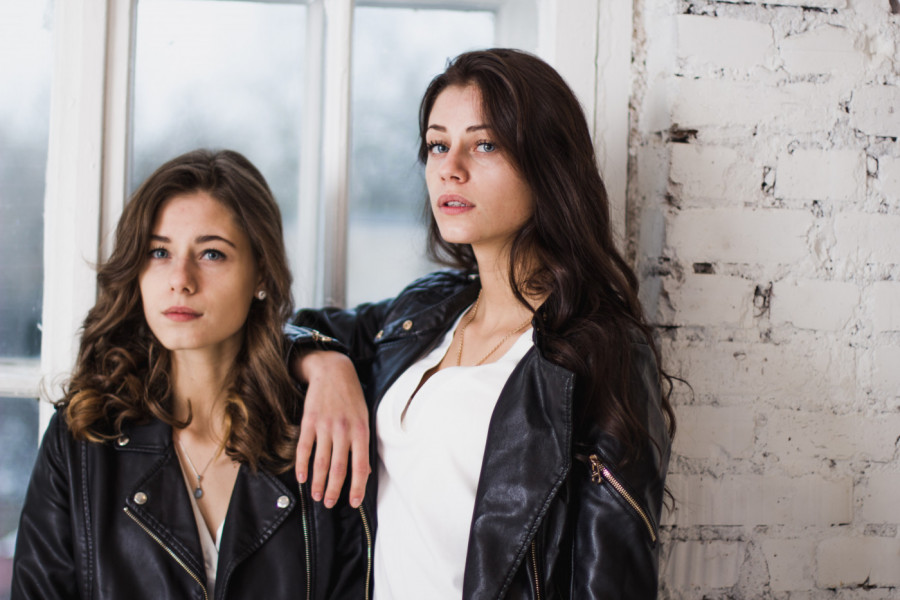 NA SVET JE DONELA BLIZNAKINJE I PALA U KOMU, a kada se probudila rekli su joj da njena deca nisu preživela! Devetnaest godina kasnije se saznala stravična istina - otac je PRODAO BEBE!(VIDEO)