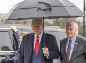 ŠTA JE TO DONALD TRAMP URADIO U AVIONU S KIŠOBRANOM? Svet u šoku, sve je snimljeno, video-zapis ne prestaje da se širi društvenim mrežama! (VIDEO)