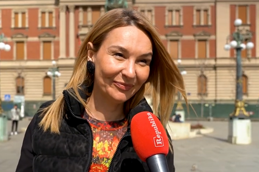 PRONAŠLI SMO NAJBOLJE OBUČENU DAMU NA BEOGRADSKIM ULICAMA: Nosi neobične pantalone, a cipele su toliko posebne da će vam pasti vilica - pokazala kako se nose skupi komadi (VIDEO)