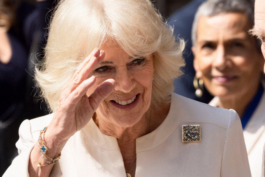 ŠTA JE TO KRALJICA KAMILA OBUKLA PRED BOLESNIM PAPOM? Svi su u neverici gledali kako se supruga kralja Čarlsa III pojavila u Vatikanu!