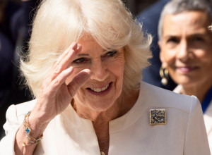 ŠTA JE TO KRALJICA KAMILA OBUKLA PRED BOLESNIM PAPOM? Svi su u neverici gledali kako se supruga kralja Čarlsa III pojavila u Vatikanu!