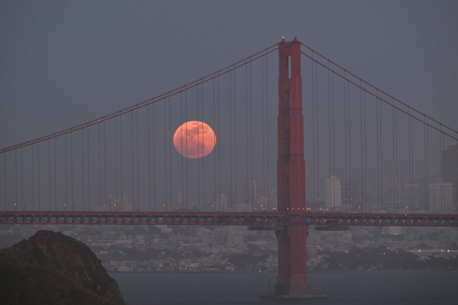 Da li ste i vi videli aprilski pun Mesec? Poznat je i kao Pink pun Mesec koji se može videti u svim krajevima sveta, a evo kako je izgledao u San Francisku.
