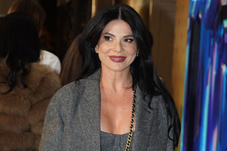 NAJLEPŠA SRPSKA VODITELJKA MOĆNOM HALJINOM SVIMA ZADALA DOMAĆI ZADATAK: Zauzela izazovnu pozu, a kada se savila svima popadale vilice! (FOTO)