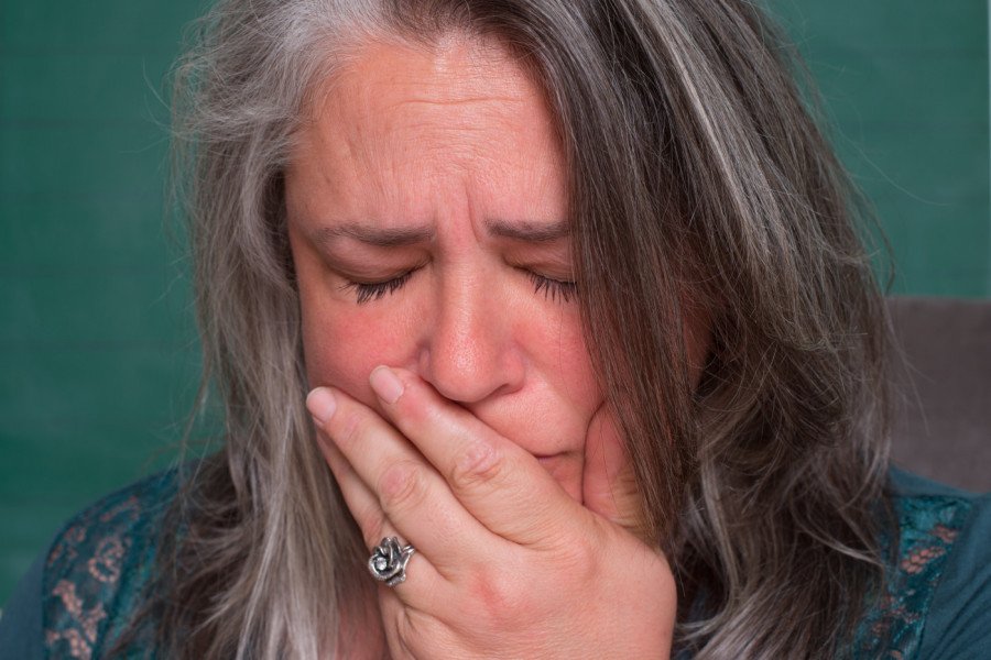 POMERILA JE POLICU I IZ KNJIGE JE NEŠTO ISPALO: Bio je to poklon koji nikad nije dobila, a koji je našla posle razvoda i smrti bivšeg muža - SLOMILA SE OD BOLA!