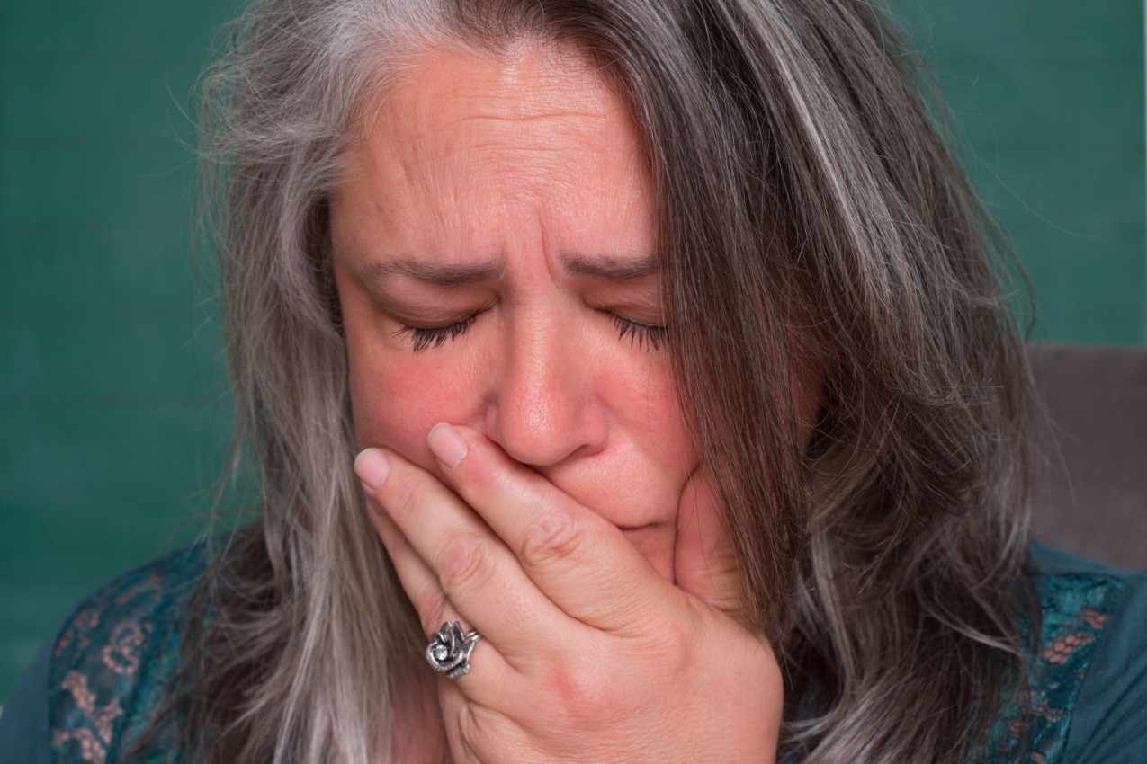 POMERILA JE POLICU I IZ KNJIGE JE NEŠTO ISPALO: Bio je to poklon koji nikad nije dobila, a koji je našla posle razvoda i smrti bivšeg muža - SLOMILA SE OD BOLA!