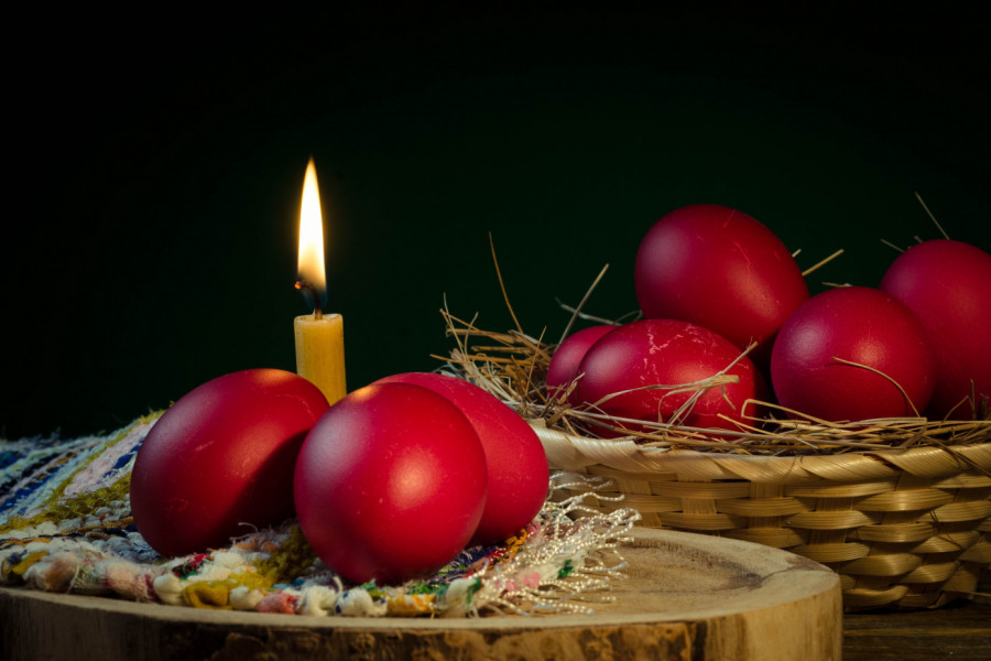SAMO OVAKO ĆETE NA PRIRODAN NAČIN DOBITI NAJLEPŠA CRVENA JAJA: Dovoljan vam je JEDAN sastojak koji sigurno imate u kuhinji!