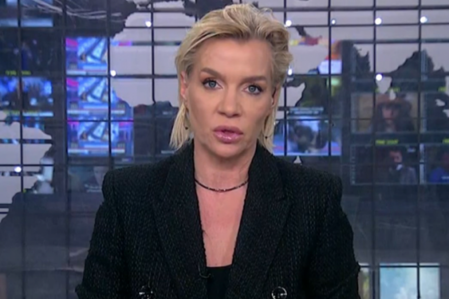 SNIMAK OD KOG ZASTAJE DAH - VODITELJKA DNEVNIKA PLEŠE OKO ŠIPKE: Razgolitila se i zauzela provokativnu pozu, kad vidite šta ume, pašće vam vilice! (VIDEO)