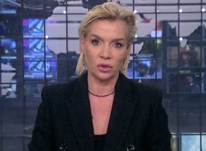 SNIMAK OD KOG ZASTAJE DAH - VODITELJKA DNEVNIKA PLEŠE OKO ŠIPKE: Razgolitila se i zauzela provokativnu pozu, kad vidite šta ume, pašće vam vilice! (VIDEO)