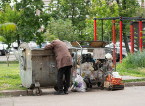 BESKUĆNIK JE SVAKI DAN JEO OSTATKE IZ KONTEJNERA I SLUČAJNO UGLEDAO PORUKU: Drhtavim rukama ju je podigao i slomio se od bola! (FOTO)