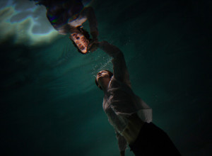 ISPAO JE IZ ČAMCA I NAŠAO SE U LEDENOM OKEANU: Satima je plivao, a onda mu se približilo nešto ispod nogu - bio je siguran da je to KRAJ! (VIDEO)