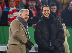 DA LI JE BASTIJAN ŠVAJNŠTAJGER UPRAVO POSLAO TAJNU PORUKU ŽENI ZA KOJU TVRDE DA MU JE LJUBAVNICA? Svet bruji o njegovom potezu, ljudi pobesnili! (FOTO/VIDEO)