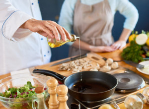 Gastroenterolog apeluje: Ove 3 TOKSIČNE stvari svi imamo u kuhinji, odmah ih izbacite napolje! (VIDEO)