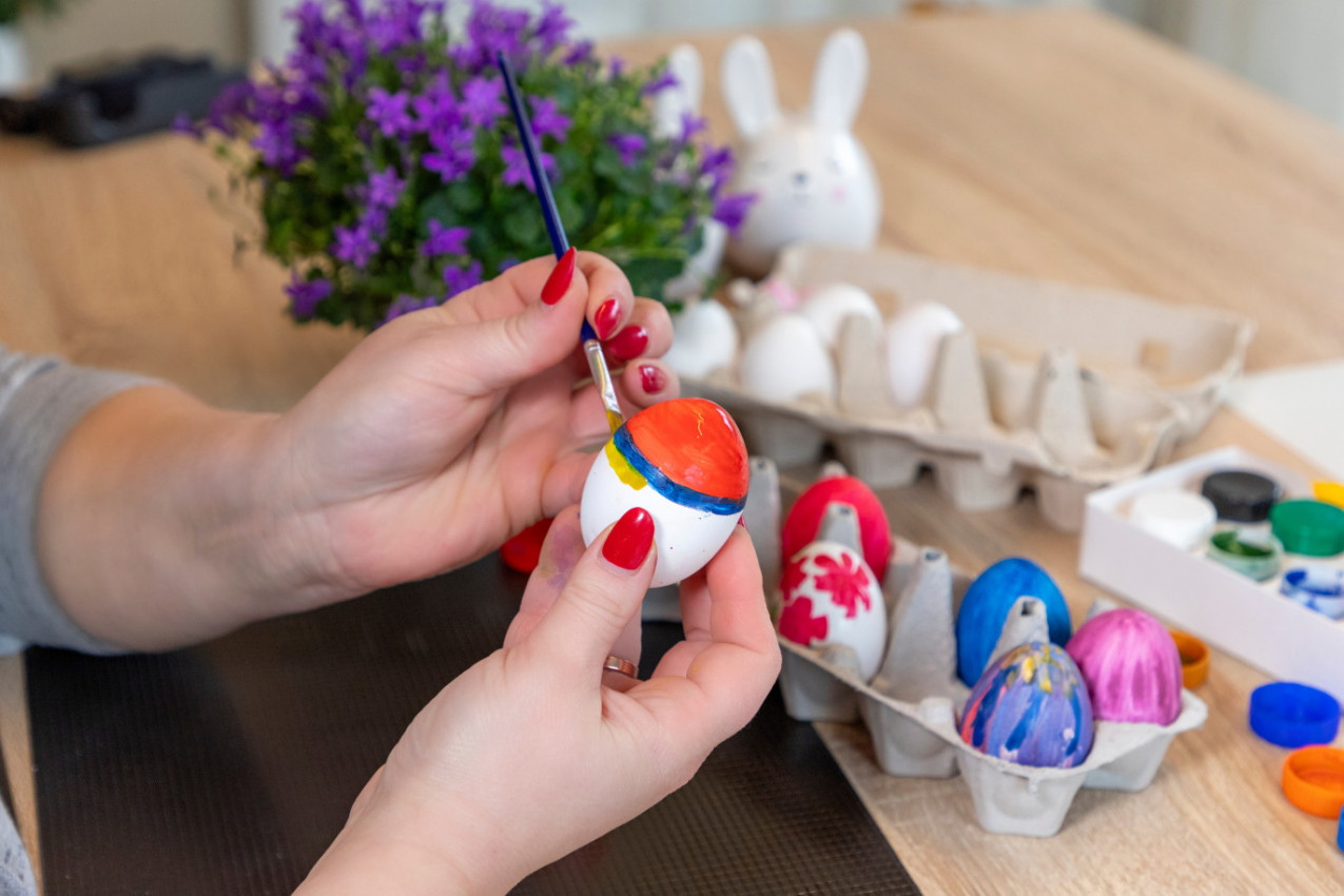 OFARBALA JE JAJA ZA USKRS U WC-ŠOLJI I JOŠ SE POHVALILA! MOŽE LI ODVRATNIJE? 8 mliona ljudi je gledalo ovo - stiglo i 10.000 komentara! (VIDEO)