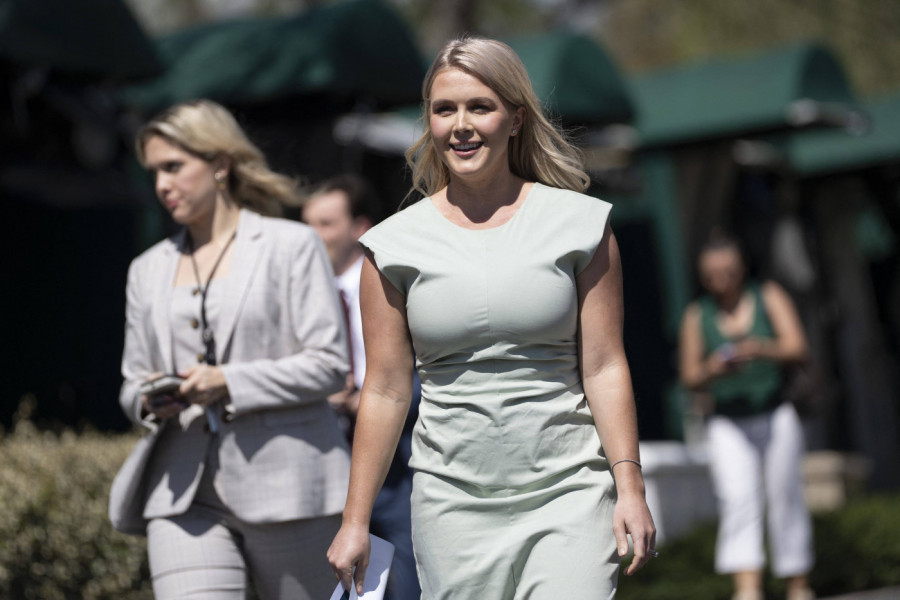 KINEZI RAZAPELI TRAMPOVU PORTPAROLKU ZBOG HALJINE: Svet bruji o autfitu atraktivne mlade plavuše! (FOTO)