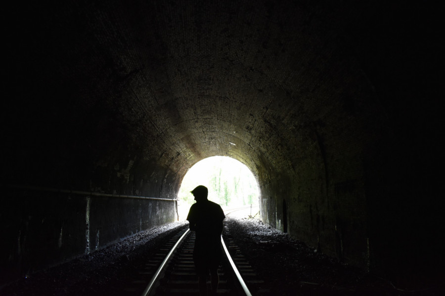 LOKOMOTIVA JE JURILA 110 KILOMETARA NA SAT, A ONDA JE MAŠINOVOĐA UGLEDAO SENKU NA ŠINAMA: Zakočio je i mislio da je KRAJ, ali kada je prišao detetu tek tad je jauknuo od PRIZORA! (VIDEO)