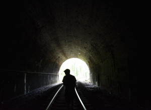 LOKOMOTIVA JE JURILA 110 KILOMETARA NA SAT, A ONDA JE MAŠINOVOĐA UGLEDAO SENKU NA ŠINAMA: Zakočio je i mislio da je KRAJ, ali kada je prišao detetu tek tad je jauknuo od PRIZORA! (VIDEO)