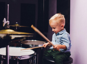 BEBA JE UZELA PALICE I ZASVIRALA BUBNJEVE: Roditelji zanemeli od šoka, a MALENI DEČAK je postao senzacija na mrežama! (VIDEO)