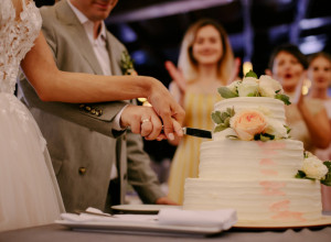 PROCUREO SNIMAK KOJI JE ŠOKIRAO SVET: Svi su nestrpljivo čekali svadbenu tortu, a onda je mladoženja ponizio mladu kao nikad pre! (VIDEO)