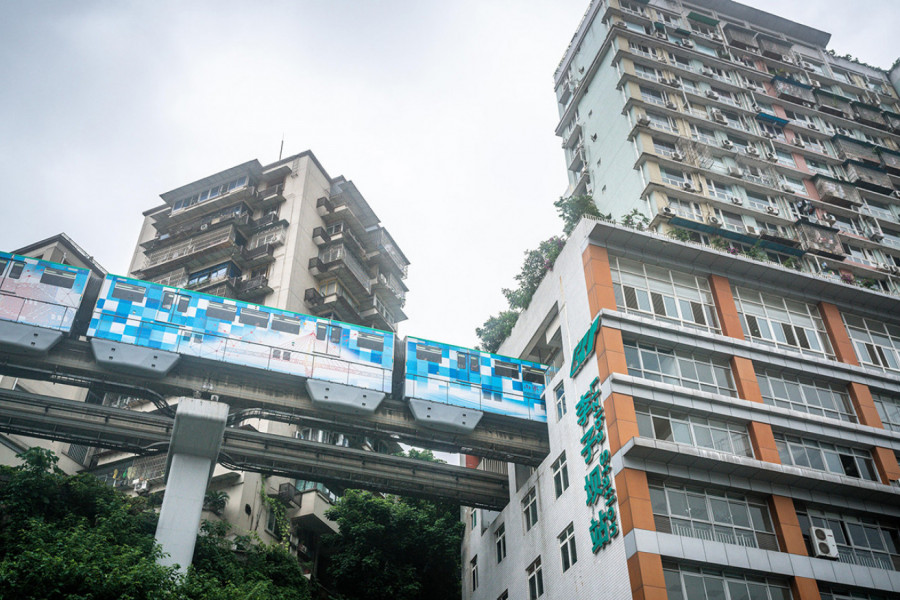 PROĐITE VOZOM KROZ NASELJENU STAMBENU ZGRADU, ALI TO NIJE NAJGORE: Ovo je najluđa VOŽNJA koju ste ikad videli - da se kosa digne na glavi! (VIDEO)