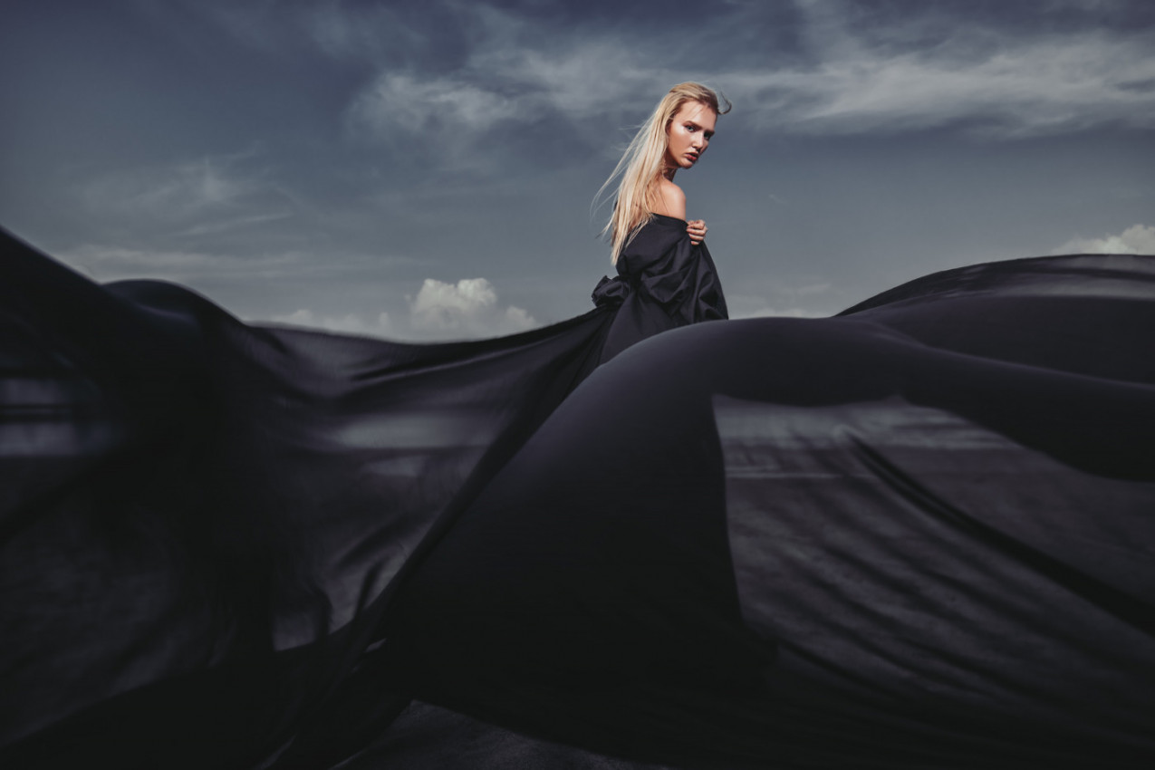 ULOŽILI SU OGROMAN NOVAC U SNIMANJE KAD JE U KADAR ULETEO NEZVANI GOST: Stvorenje je odbijalo da se pomeri, a onda je pokazalo ZUBE! (VIDEO)