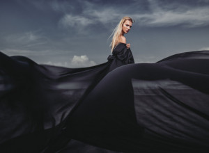 ULOŽILI SU OGROMAN NOVAC U SNIMANJE KAD JE U KADAR ULETEO NEZVANI GOST: Stvorenje je odbijalo da se pomeri, a onda je pokazalo ZUBE! (VIDEO)