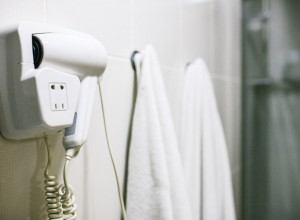 ZAŠTO NIKADA NE SMETE DA KORISTITE HOTELSKI FEN ZA KOSU: Rizikujete ozbiljne infekcije, kad čujete šta je u njima, neće vam biti dobro!