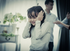 KAO DETE BILA JE SVEDOK ZLOČINA, a decenijama kasnije je saznala da je u tome ulogu imao njen SVEKAR! Isplivala mračna porodična tajna! (FOTO)