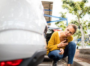 ČUDNO, PRLJAVO STVORENJE LEŽALO JE NA PUTU: Izašla je iz auta, pokupila ga i odnela kod veterinara, nije ni SLUTILA šta će se dogoditi! (VIDEO)