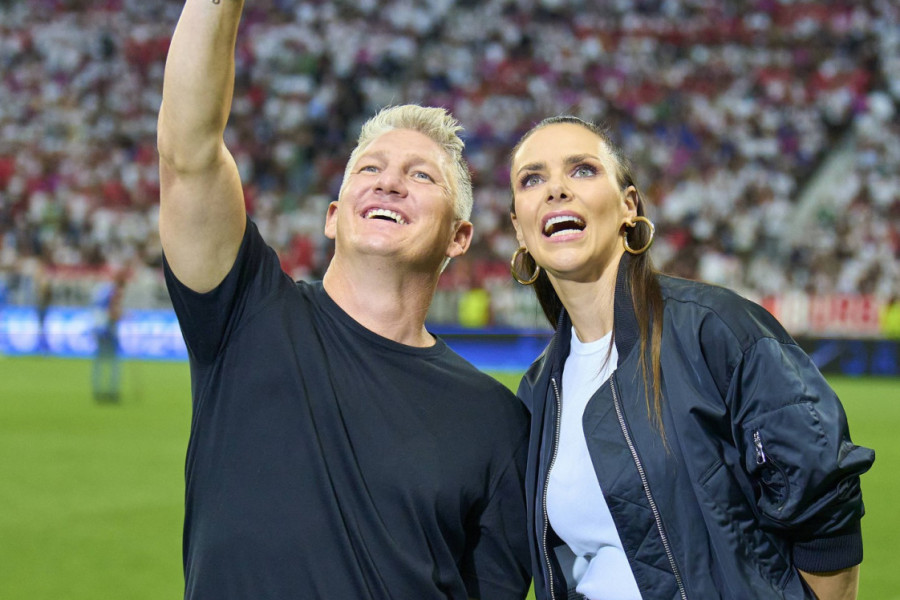 NOVI UDAR ZA ANU IVANOVIĆ: POGLEDAJTE KAKO BASTIJAN ZAVODLJIVO PLEŠE S DRUGOM: Atraktivna Ester se njiše dok on joj on pruža ruke - izazvali gnev u Srbiji! (VIDEO)