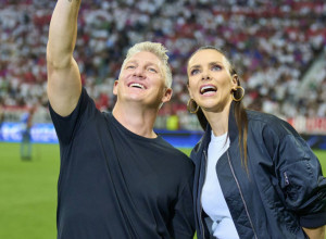 NOVI UDAR ZA ANU IVANOVIĆ: POGLEDAJTE KAKO BASTIJAN ZAVODLJIVO PLEŠE S DRUGOM: Atraktivna Ester se njiše dok on joj on pruža ruke - izazvali gnev u Srbiji! (VIDEO)