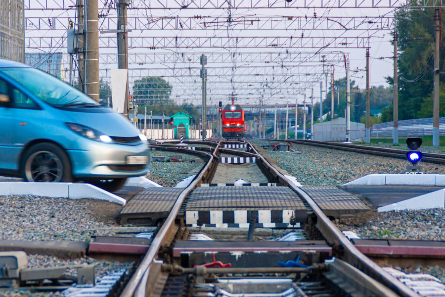 DOKTORKA SE PRED USKRS VRAĆALA KUĆI POSLE SMENE OD 36 SATI - PREŠLA JE KOLIMA PREKO PRUGE: Nije ni primetila da se voz približava, kamera sve snimila! (VIDEO)