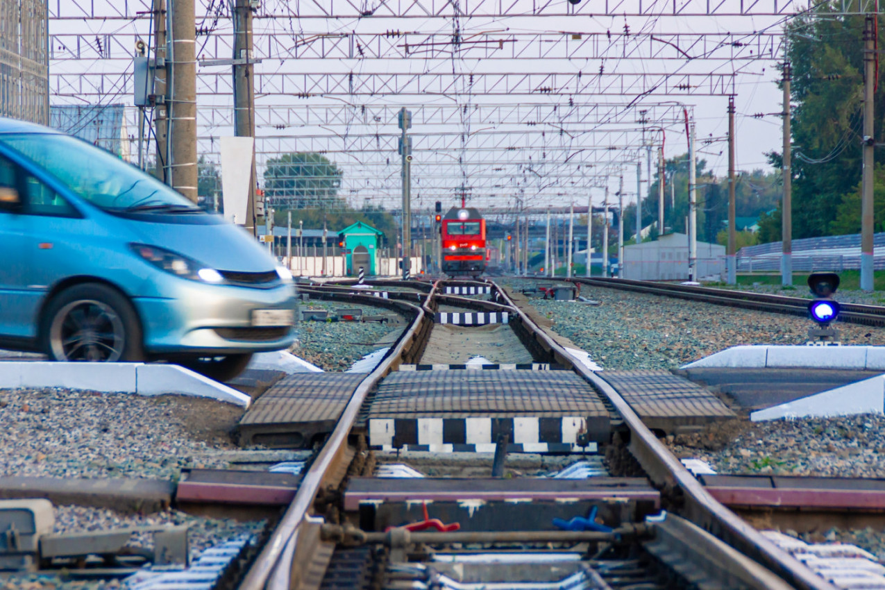 DOKTORKA SE PRED USKRS VRAĆALA KUĆI POSLE SMENE OD 36 SATI - PREŠLA JE KOLIMA PREKO PRUGE: Nije ni primetila da se voz približava, kamera sve snimila! (VIDEO)
