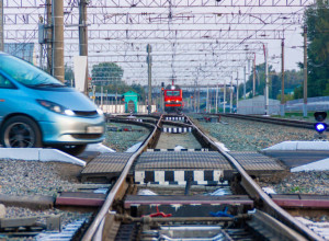 DOKTORKA SE PRED USKRS VRAĆALA KUĆI POSLE SMENE OD 36 SATI - PREŠLA JE KOLIMA PREKO PRUGE: Nije ni primetila da se voz približava, kamera sve snimila! (VIDEO)